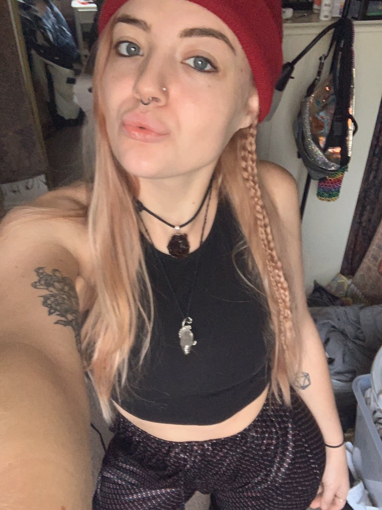 LunarBaby4's tweet photo. Hiii just dropping in to show you what a cute #ass looks like 🥰 #bootyapprecation #daddyneeded #findomgodess #stonerchick #StonerLife https://t.co/34UHPqpFxg