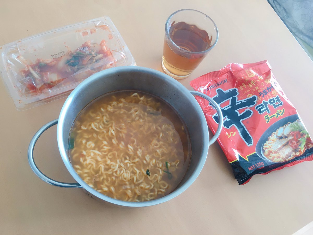 ぶくぶくまる 今日のお昼は辛ラーメン 韓国人ぽく鍋のまま Youtuberのかおるさんがキムチ入れて食べてたからやってみたら甘辛くなってうまかった ラーメンのスープいつも飲んじゃうんだけど 鍋のまま食べると火傷するから飲まなくなった これいい