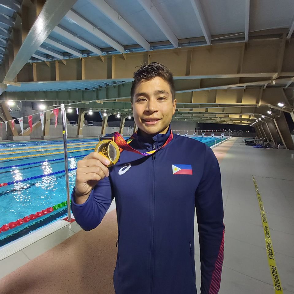 The2019SEAGames's tweet photo. James Deiparine of the Philippines shows off the gold medal he won yesterday for the 100m breaststroke swimming competition. It's the kind of gold that quenches as it's the first for the country in swimming in 10 years. #WeWinAsOne #2019SEAGames #PHforOne https://t.co/Pe2GpQEI4L