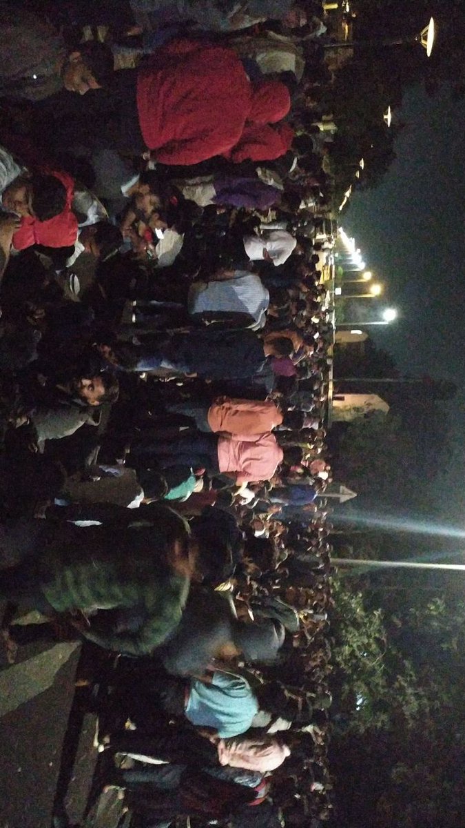 SachinV80911351's tweet photo. વાયબ્રન્ટ અને બીજા મોટા તાયફાઓમાં બહારથી આવેલા મહેમાનોને 1500 ની ડીશ ખવડાવતી સરકારે આજે આ રાજ્યના વિદ્યાર્થીઓ ને 5 રૂ ના બિસ્કીટ નો પણ ભાવ પૂછ્યો નથી.શુ આ સરકારનો પ્રજાકલ્યાણનો માર્ગ છે ?? #saveGujratstudents https://t.co/SM3kg8URy8