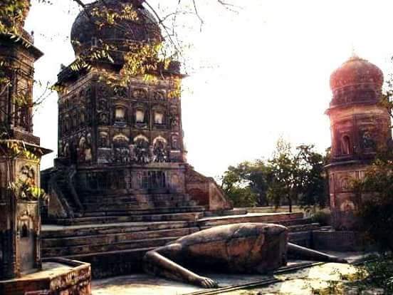 SJAYPATHAK's tweet photo. @DharmikSonal @LostTemple7 @SaveTemplesBH @ReclaimTemples @templesofindia_ @subhashkak1 @punarutthana @gopugoswami @anussha_sharada @ibishwal #शैवसम्प्रदाय का #मेढकमंदिर
The unique #FrogTemple lies at Oel town, 12 kilometres from #Lakhimpur on the route from Lakhimpur to Sitapur
. It is the only one of its kind in India based on #Manduk_Tantra. It was built by the former king of Oel State (Lakhimpur Kheri district) https://t.co/8UiPGaM8iC