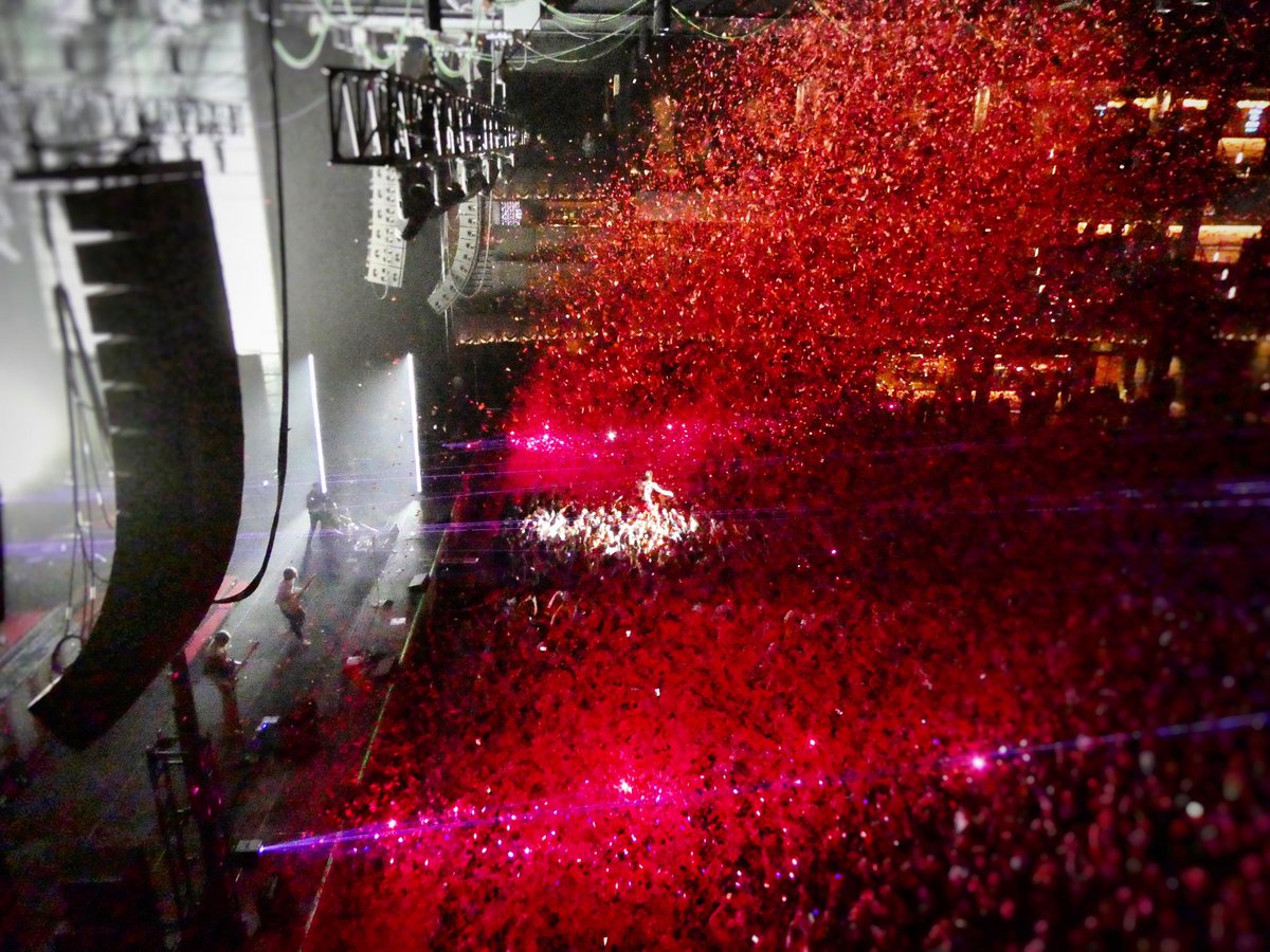 BrownBagDC's tweet photo. .@CageTheElephant's #MattShultz 🎸 lost in a torrent of red confetti 🎉 walking across fans at @DC101's #DC101DERLAND at @TheAnthemDC 🤙🏻 #MyNameIsBabyBlue https://t.co/4c1BW9kbvA