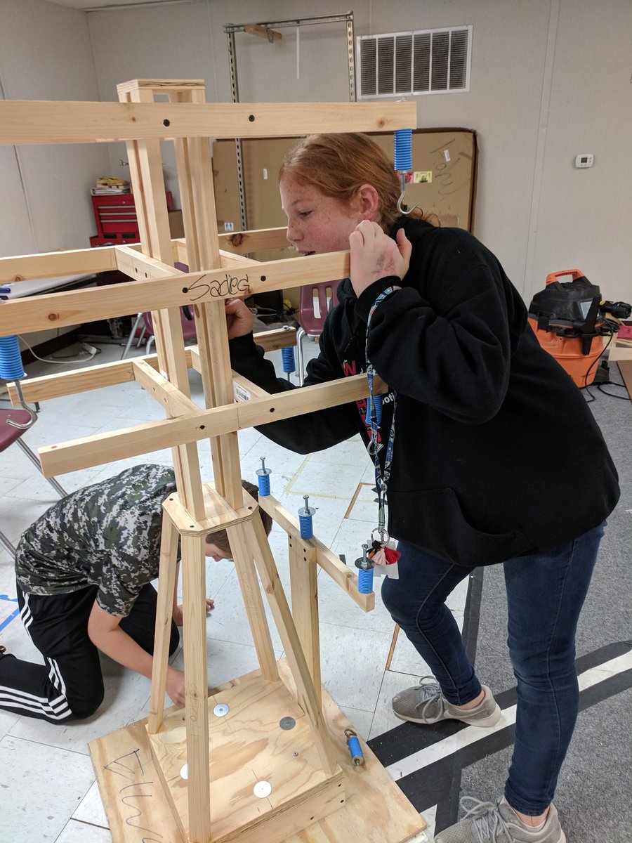 424wired's tweet image. Signing our practice field is a #WIREDRobotics tradition before loading up for Texas @BESTRobotics!!!  We hope it brings us luck! #BESTRobotics #OffTheGrid2019 #NextUpTexasBEST