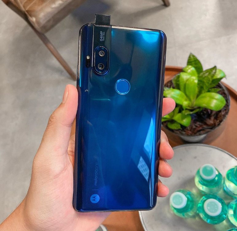 MotorolaLovers's tweet image. Say hello to the Motorola One Hyper. With ultra fast hyper charging and 64MP camera. #hellomoto #motorola #androidone