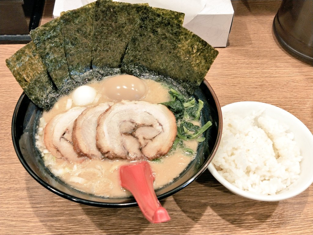 O Xrhsths 川崎ランチ食い倒れサラリーマン Blackgamer Sto Twitter 濃厚とんこつラーメンが美味しい時期になりました 濃い味スープとラーメンほど 白いごはんにあうものはないですよね 川崎駅東口から徒歩４分 武松家で武松スペシャル 並 とご飯 最高に