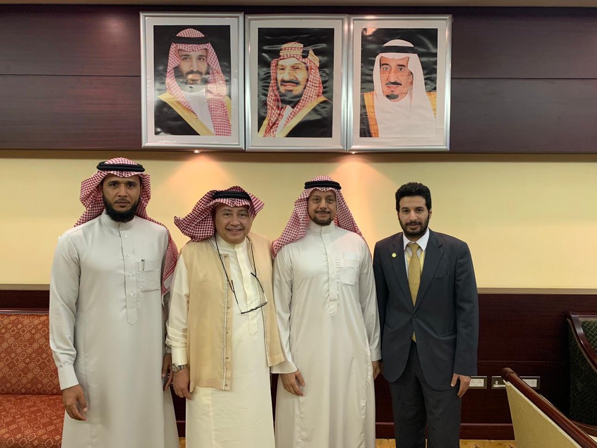 الدكتور عبدالعزيز تركستاني سفير خادم الحرمين الشريفين في اليابان سابقاً عند زيارته لمدينة ينبع لإلقاء محاضرته القيمة عن المفاهيم الحديثة للإدارة اليابانية يوم الأربعاء ٧ / ٤/ ١٤٤١هـ