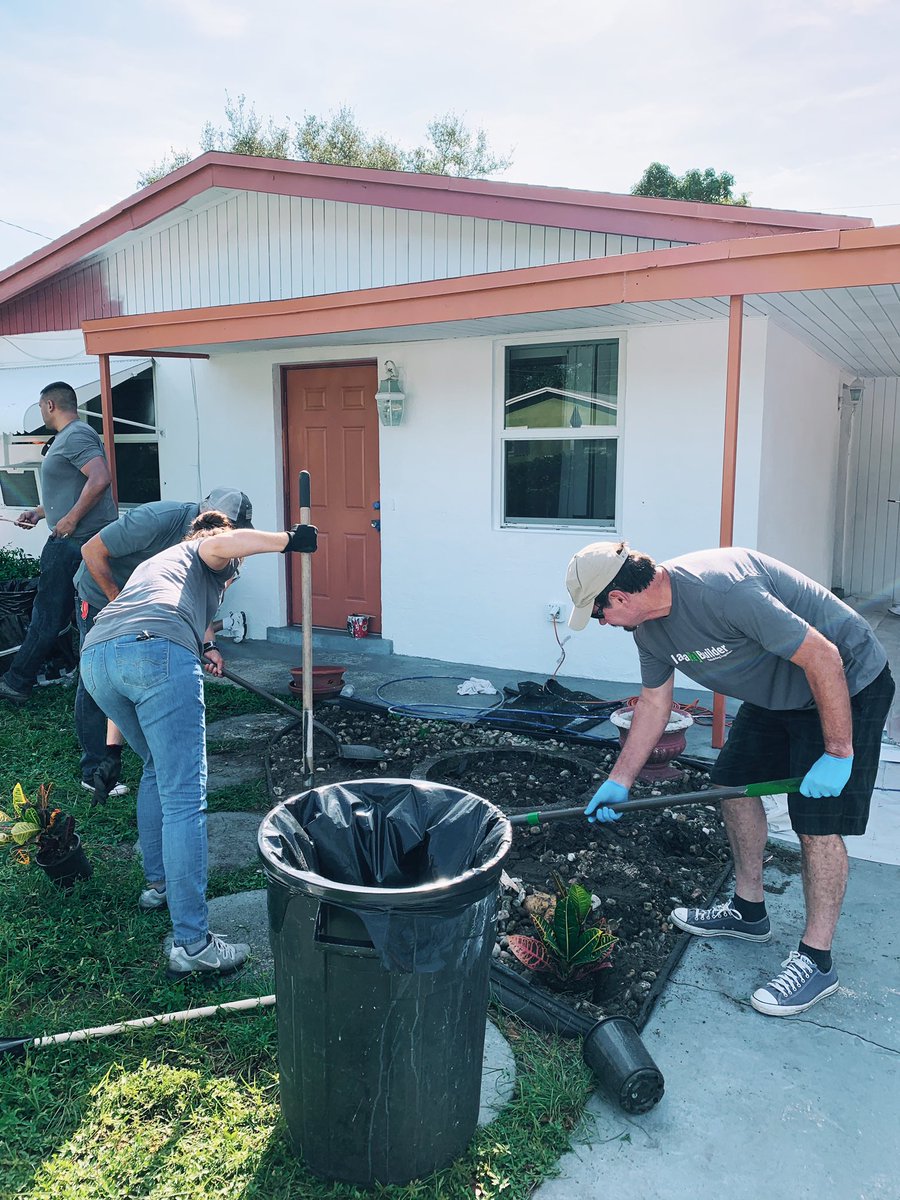 CalvaryFTL's tweet photo. Love South Florida is such a special time of the year! Today our community life team joined @RebldgTogthr to help a 97 year old woman and her 80 year old daughter paint their home and refresh their lawn. We love serving our community. #LoveSFL https://t.co/UXKZw8vXjk