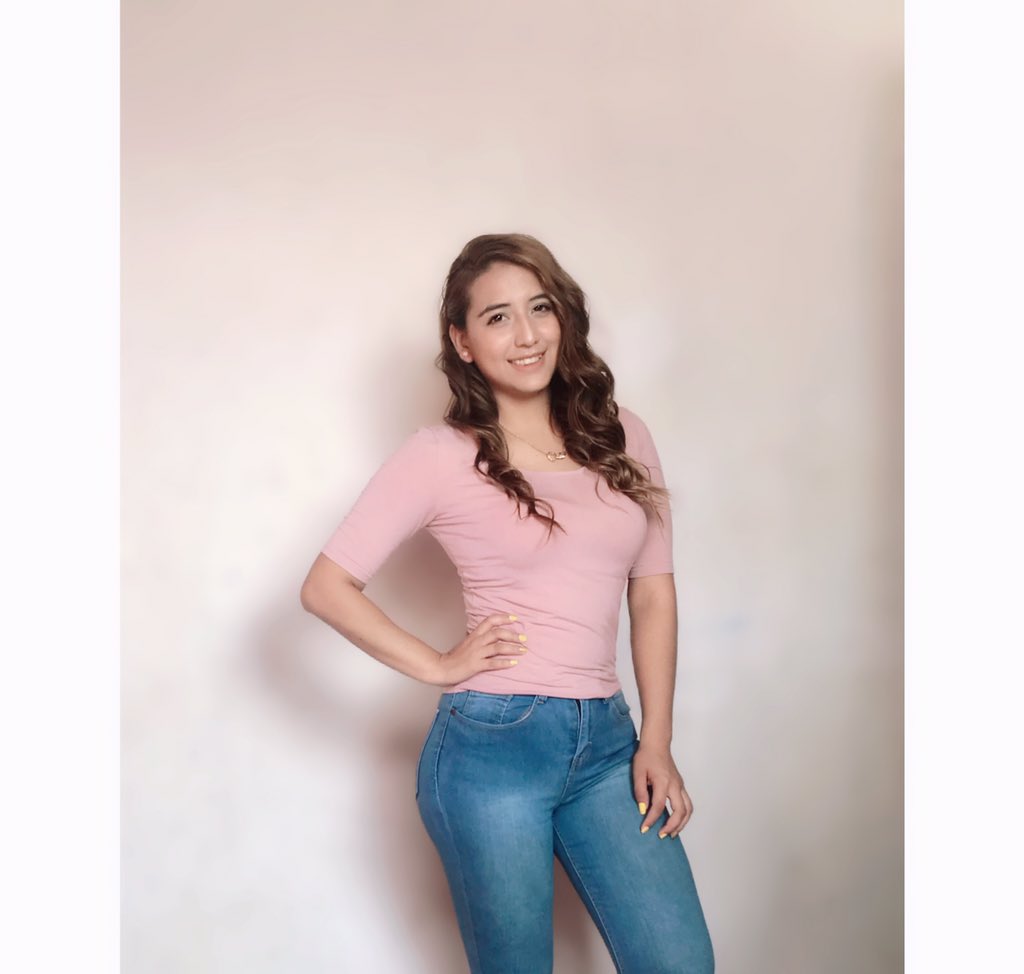 Muchos no lo saben pero pasé por una depresión muy grande por perder a alguien que amaba mucho, así que no saben lo mucho que me encanta verme sonreír ahora.