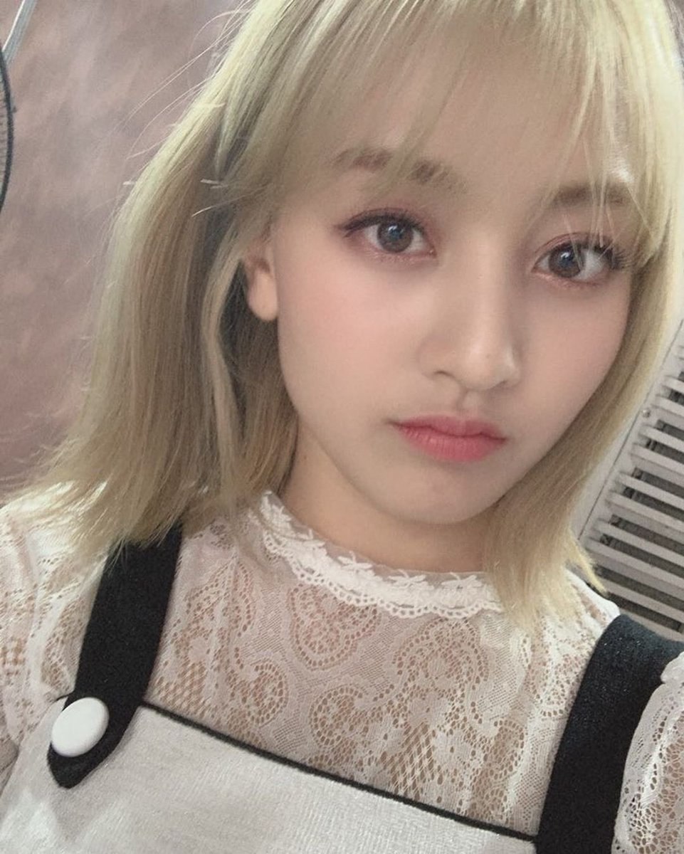 misayeon's tweet photo. Jihyo's IG update: "When did it become 1500 days? 🍒 Time passes so fast. I'll be a cooler person on the 2000th day. 🍒 The weather is cold so be careful not to catch a cold ⛄️ Now then, byong"
https://t.co/qY8Kiy3eSW
#TWICE  #MAMAVOTE https://t.co/tSL5bPflKP