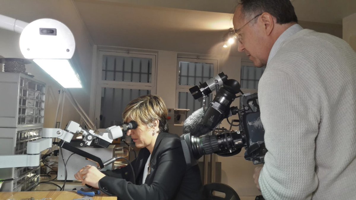 Breaking news !
Nous avons eu la chance de recevoir #TF1 chez Lorea.
Le reportage sera diffusé demain (Jeudi 28 novembre) pour le #JT de 13h (en fin de journal).
Soyez indulgent ☺️ !!!
#bayonne #paysbasque #artisanat #bijoux #basque #saintjeanpieddeport #lauburu