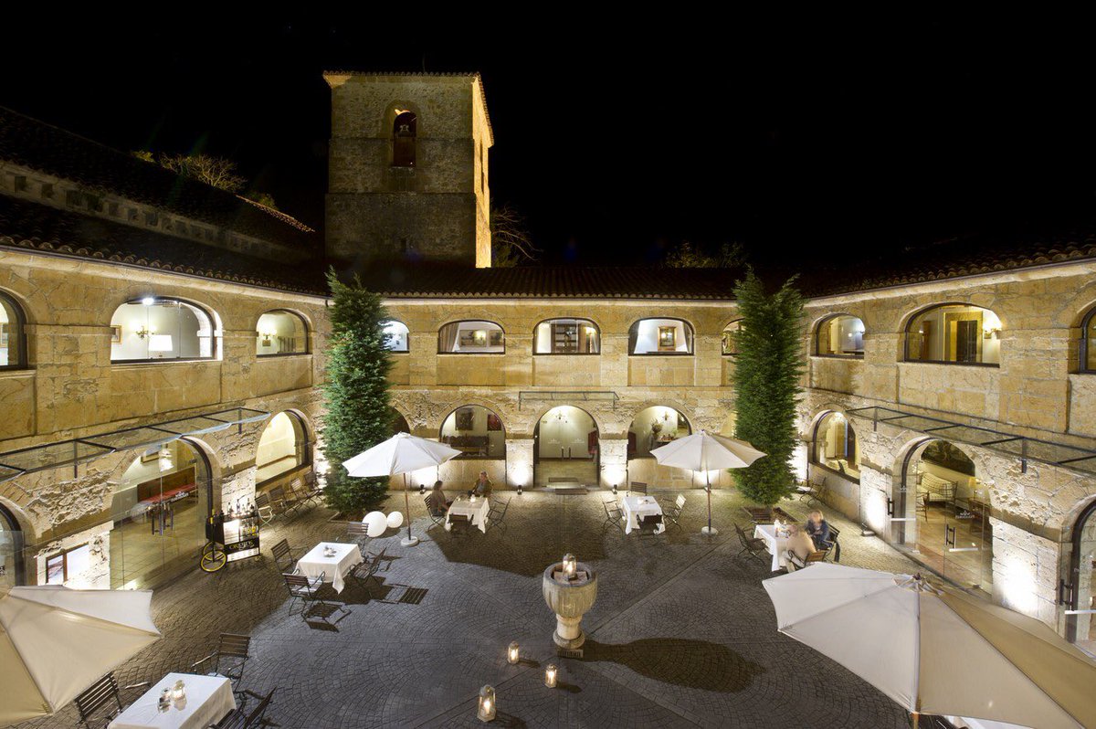 coperibadesella's tweet photo. El Parador de @cangasdeonis_ monta este viernes el Belén y el domingo enciende la iluminación navideña 🎄a favor de #Emburria @BOSCHIGNACIO https://t.co/btiv12Oumx https://t.co/KSsYp1guv2