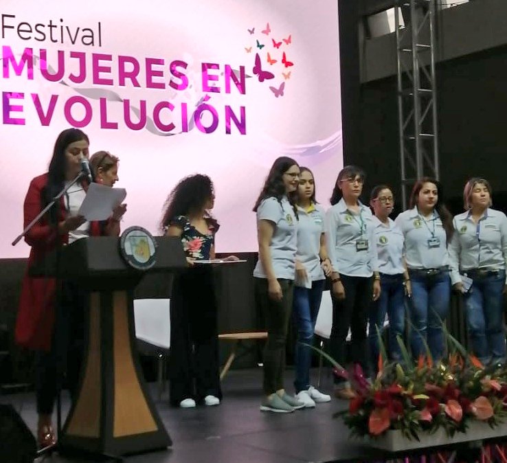 #AEstaHora | En el Festival Mujeres en Evolución organizado <a href="/MujeresAnt/">Secretaría de las Mujeres de Antioquia</a>, la directora <a href="/JulianaPalacioB/">Juliana Lucía Palacio Bermúdez</a> rinde homenaje a las mujeres que trabajan incansablemente por una Antioquia Resiliente.