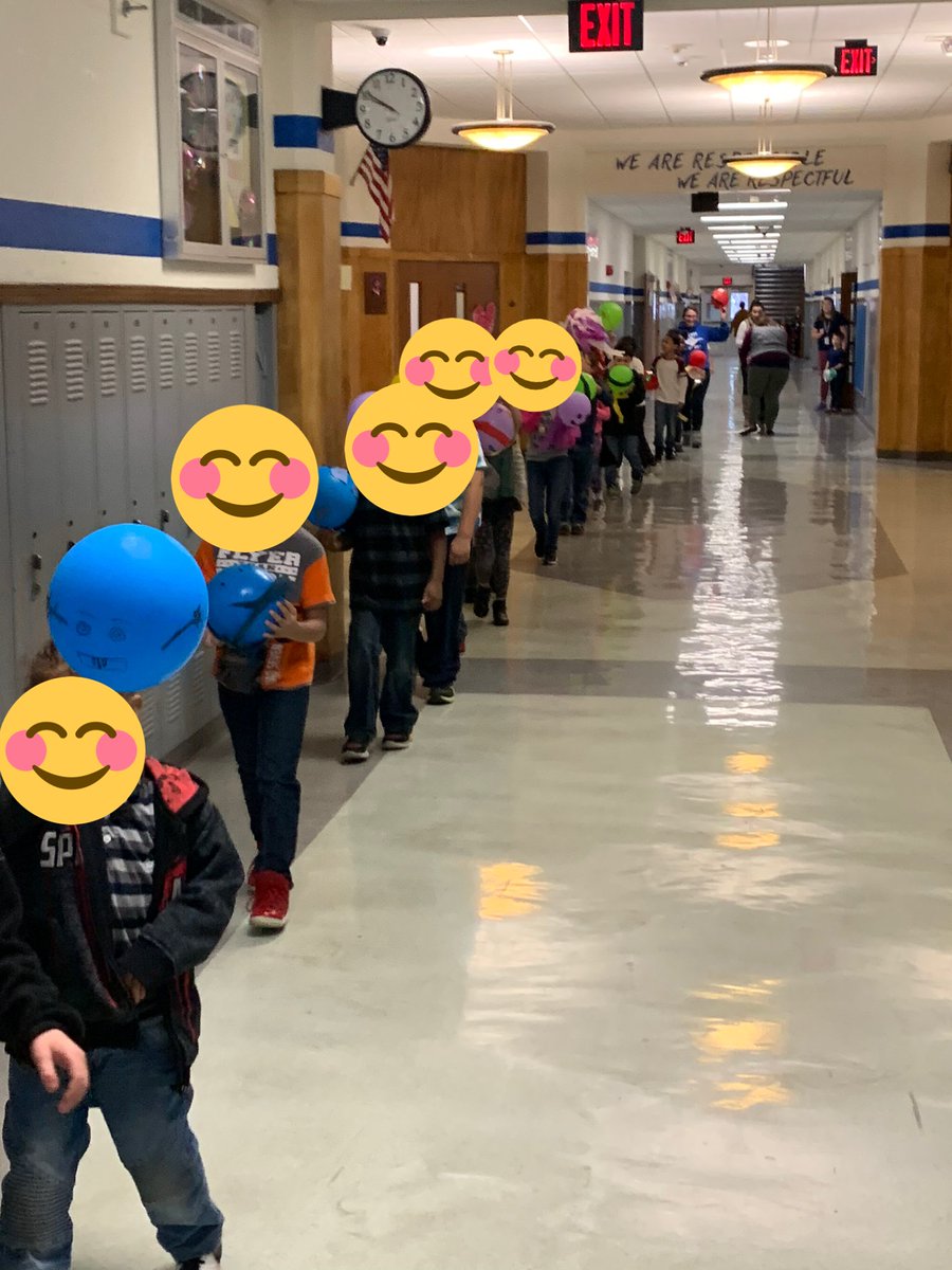 mccartney2grade's tweet photo. The students were so excited to show off their balloons they created for our Balloons over Broadway project!! The kids had the biggest smiles on their faces! #dcsdpln #jeffjetssoar #2ndrocks #thankfulformystudents https://t.co/iemviZqAkh