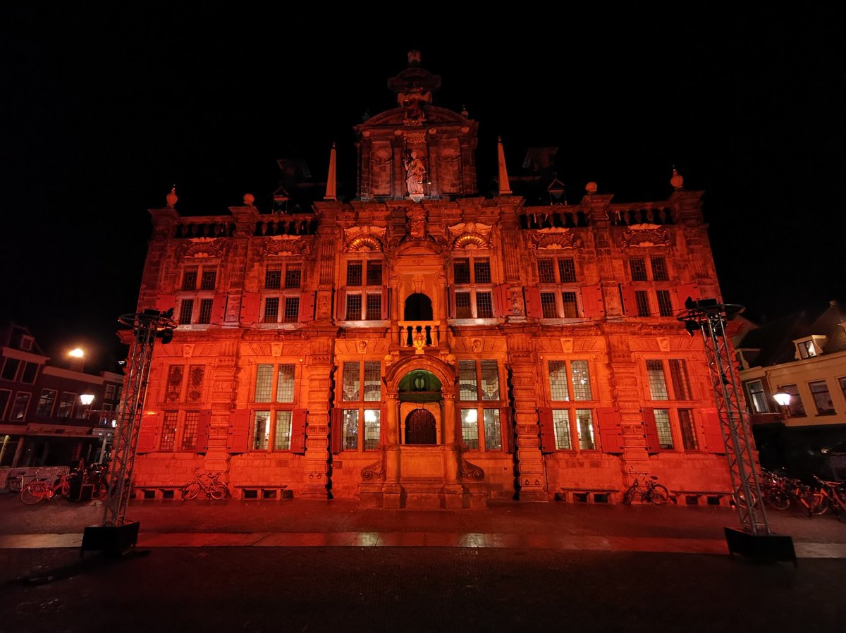 YU_Cehao's tweet photo. The City Hall of Delft is immersed in bloody theming.  @GemeenteDelft https://t.co/nrzjEJeiWV