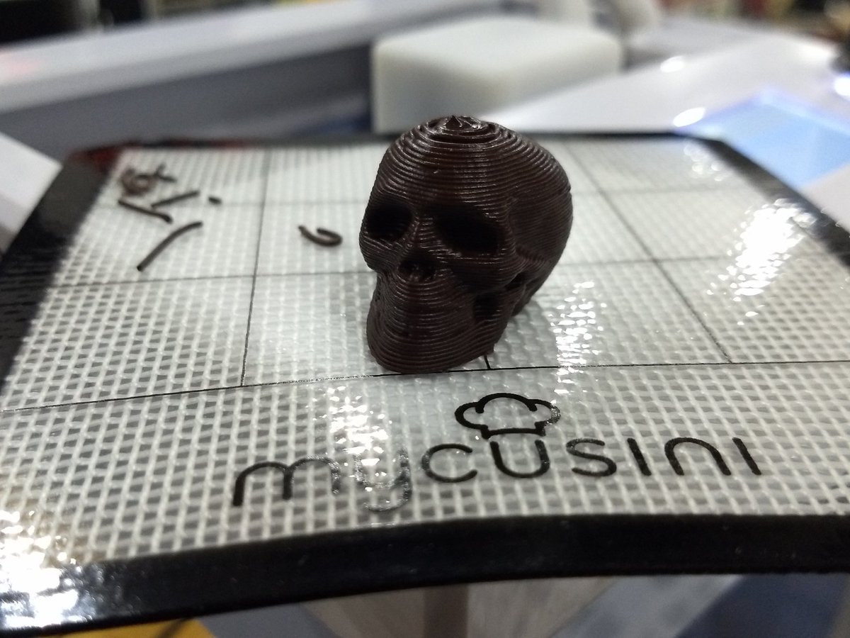 KeithColton's tweet photo. First print on my #mycusini printer... #3Dprinting #chocolate https://t.co/05Kq3LnIJt
