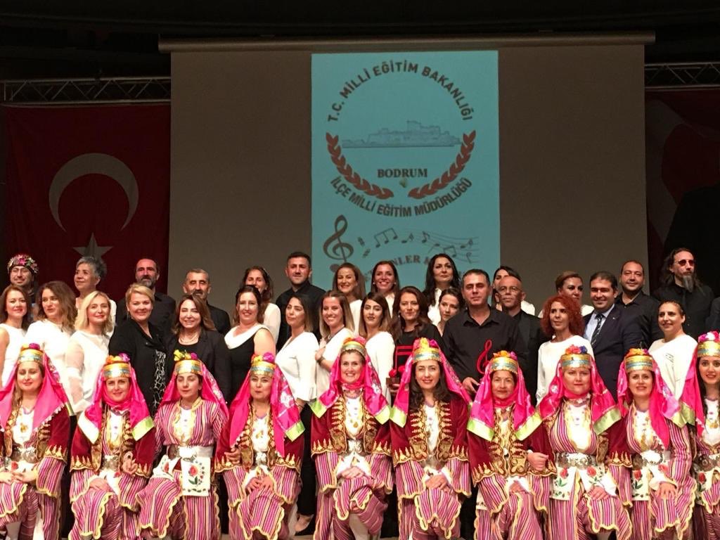 bodrumMEM's tweet photo. 24 Kasım Öğretmenler günü kapsamında Bodrum İlçe Milli Eğitim Müdürlüğü Öğretmenler Korosu ve Öğretmenler Halk Oyunları ekibinin sahne aldığı gecede izleyenler unutulmaz bir gece yaşadı. Öğretmenlerin eserlerinden oluşan sergi de büyük beğeni topladı. https://t.co/87Wk9u6LV2