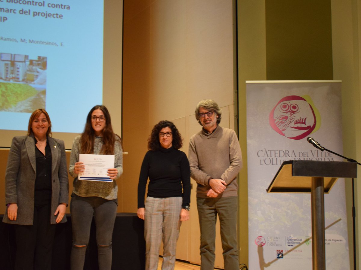 CatedraVOE_UdG's tweet photo. @ALladoSaus i Elisabet Sánchez lliurant diplomes i premis als Treballs de Recerca de Batxillerat i Cicles Formatius de Grau Mitjà i Superior 2019. Organitzat per @CatedraVOE_UdG @ajfigueres @DOEmporda i D.O.P. Oli de l'Empordà

#udg #cvoe #Figueres
@RectorUdG @gentudg https://t.co/KOweO3DnZL