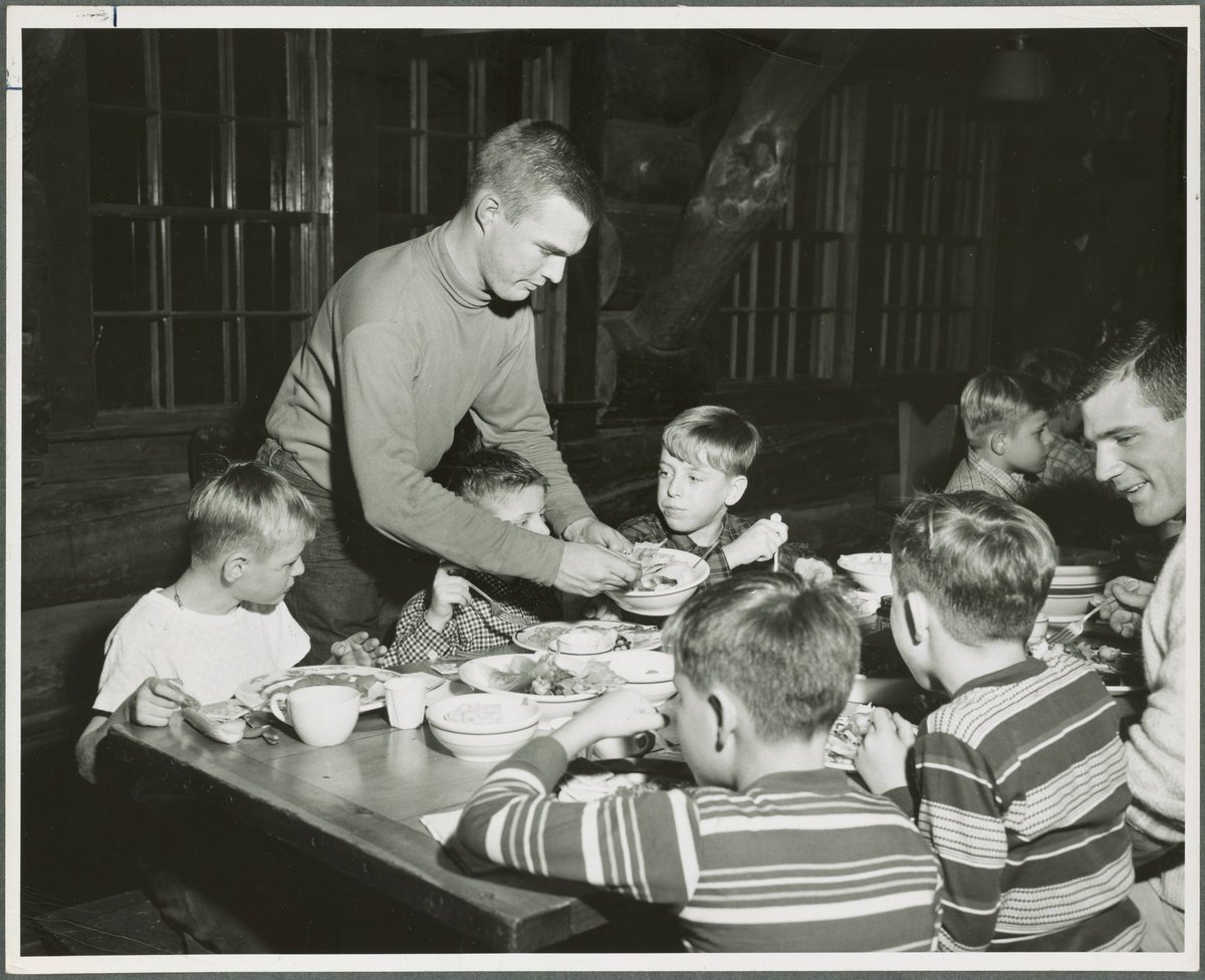 Our Digital Collections will remain available during the holiday. (Including this 1958 Thanksgiving photo of @DartmouthOuting president Fred Hart serving turkey to NH orphans at Moosilauke.) bit.ly/2rrSIwp #digitalcollection