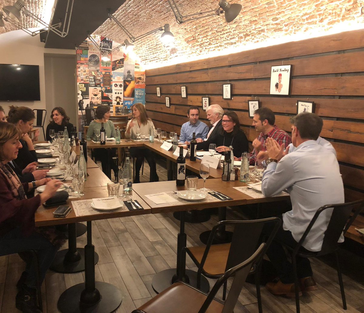 Els alumni del nostre Màster en Diplomàcia i Acció Exterior (MDAE) són un actiu de diplomàcia pública. Avui celebrem la primera activitat #MDAEAlumni amb un sopar amb experts europeus en economia social. #Capacitem