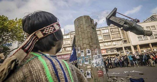 Alber's tweet image. Momento en el que la estatua del conquistador español Pedro de Valdivia es derribada en Concepción, Chile.

Valdivia recorrió miles de kilómetros en un inimaginable viaje a través de los Andes. Fundó ciudades y llevó consigo la civilización. Eso es lo que derriban.