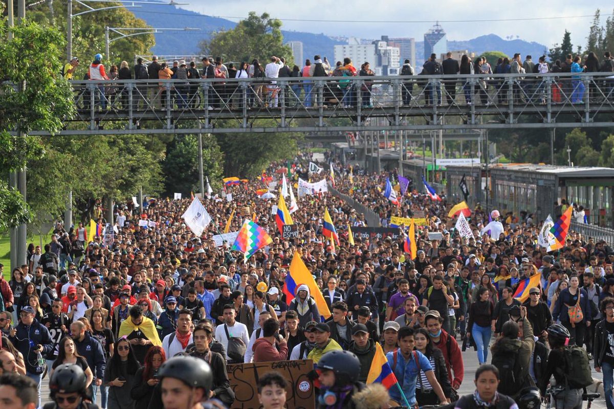 adolforivasdiaz's tweet photo. Calle 100 con Autopista Norte. 

¡Colombia despertó! 🇨🇴 https://t.co/NfuZAdBedR