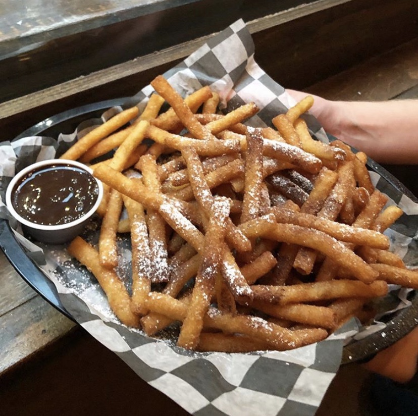 Kick off the long weekend with an order of Funnel Cake Fries from <a href="/mortimerspub/">Mortimer's Pub</a> 😋 You can never go wrong with chocolate dipping sauce! 🍫