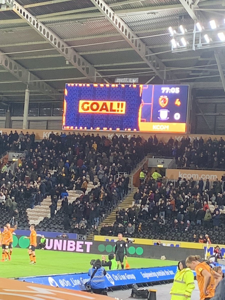 MichelleDewbs's tweet image. 4-0 win for @HullCity Steak &amp;amp; Ale pie and @YorkshireTea 

What more could a girl want?! 

#UTT #Hull