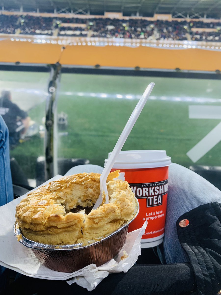 MichelleDewbs's tweet image. 4-0 win for @HullCity Steak &amp;amp; Ale pie and @YorkshireTea 

What more could a girl want?! 

#UTT #Hull