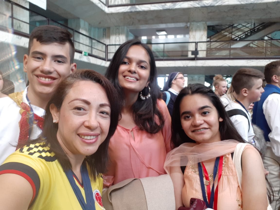 mildredmw's tweet photo. @iedcampito en el Encuentro internacional de Desing For Change Delegación Colombia #DesignForChange #ICANChildrensGlobalSummit #ICCGS #RomeGoesGlobal #ICANSummit
#ICANRome #CanItoICan #SuperheroesandEduheroes @kiranbirsethi https://t.co/4kWgW12yi7