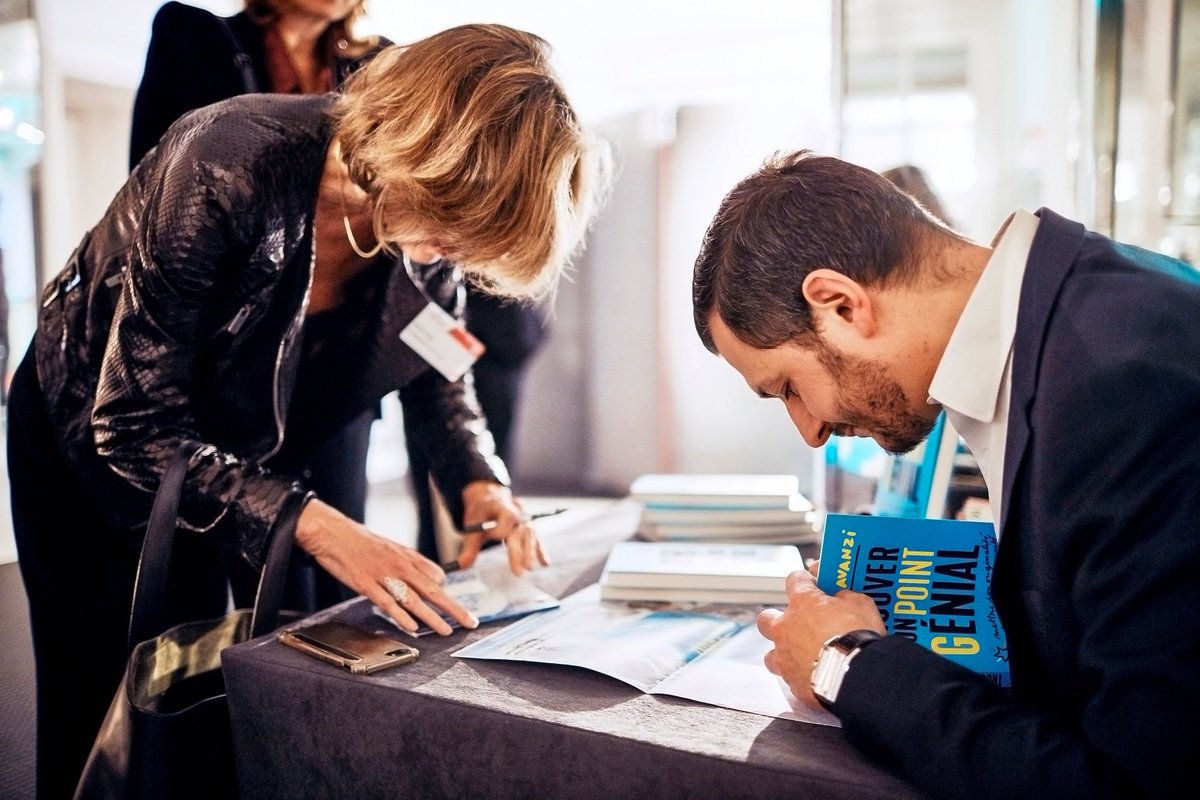 LePointGenial's tweet photo. Dédicaces du livre #TrouverSonPointGénial par @VincentAvanzi aux Victoires des Leaders du Capital Humain #VLCH #LeadersLeague #ChiefPoeticOfficer #VoieRoyale #CapHumanisme  #TrouverSaVoie #RichessesHumaines #LeadersEclairés #Ikigai #RH
Plus d'infos : https://t.co/8ZehLpo9R5 https://t.co/0QrQgRwbTo