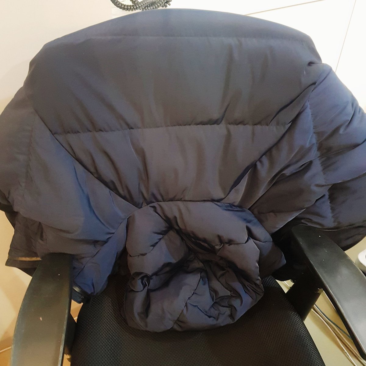 chuchu_box's tweet photo. 롱패딩 의자에 수납하는 방법
1. 롱패딩을 의자에 걸친다.
2. 팔을 의자 등 안쪽으로 넣어준다.
3. 의자 등을 몸처럼 감싸주듯 패딩을 감싼다.
4. 지퍼를 올린다

끗!
다들 바닥에 끌리지않는 깨끗한 롱패딩 만드세욥! https://t.co/p8zW8NOsSw