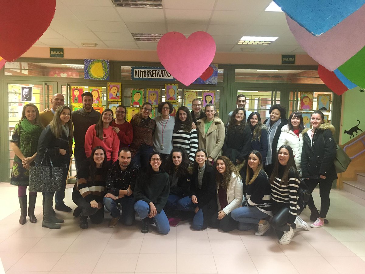 cpb_ileonor's tweet photo. "Enseñar es dejar una huella en la vida de una persona". Los maestros bilingües del Infanta Leonor, transmiten sus buenas prácticas y experiencia a los Estudiante de 4º curso del Grado de Maestro de la @UAHes . Acercando la realidad a los futuros maestros/as💪 https://t.co/75K4986q0Y