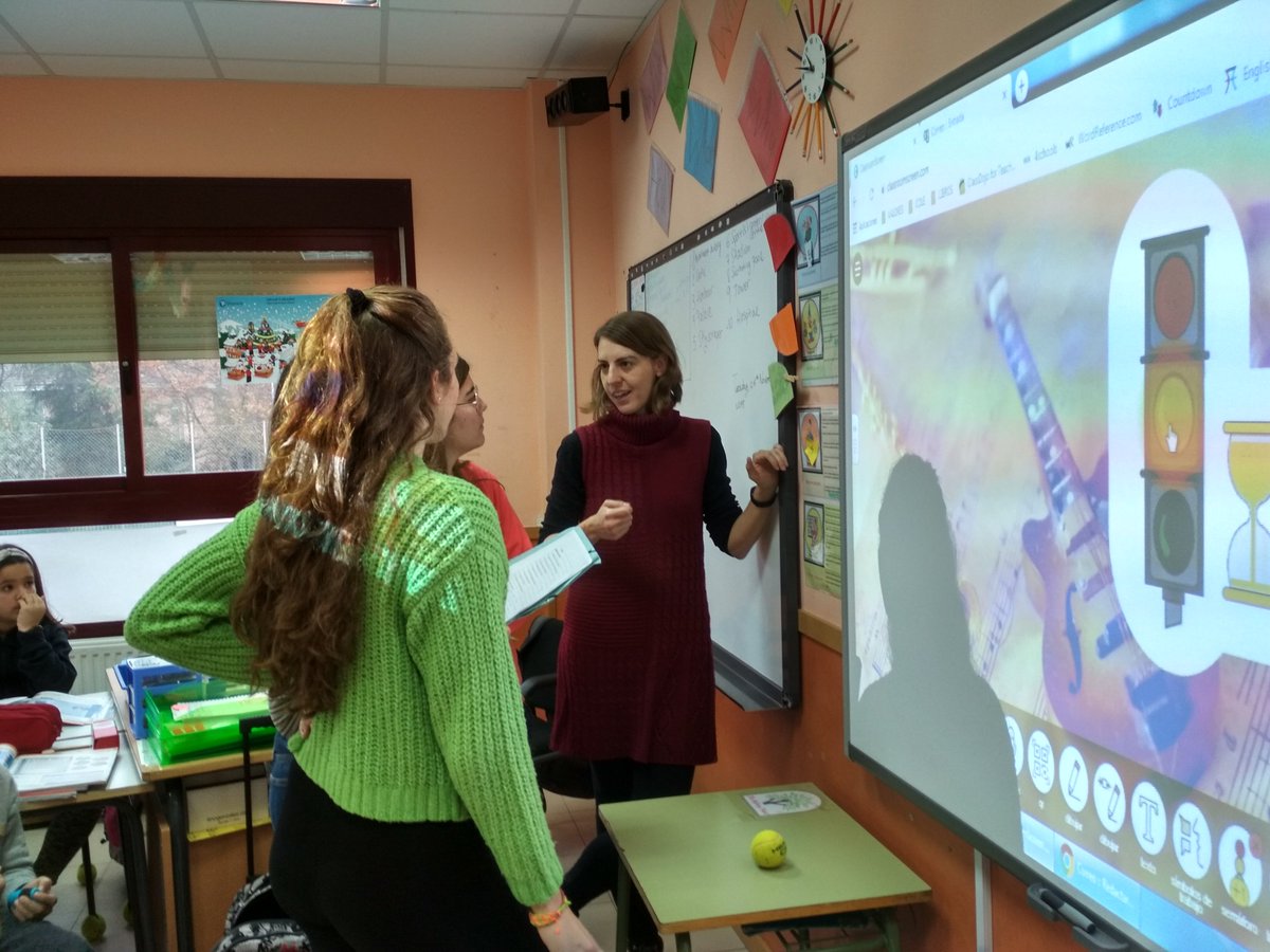 cpb_ileonor's tweet photo. "Enseñar es dejar una huella en la vida de una persona". Los maestros bilingües del Infanta Leonor, transmiten sus buenas prácticas y experiencia a los Estudiante de 4º curso del Grado de Maestro de la @UAHes . Acercando la realidad a los futuros maestros/as💪 https://t.co/75K4986q0Y