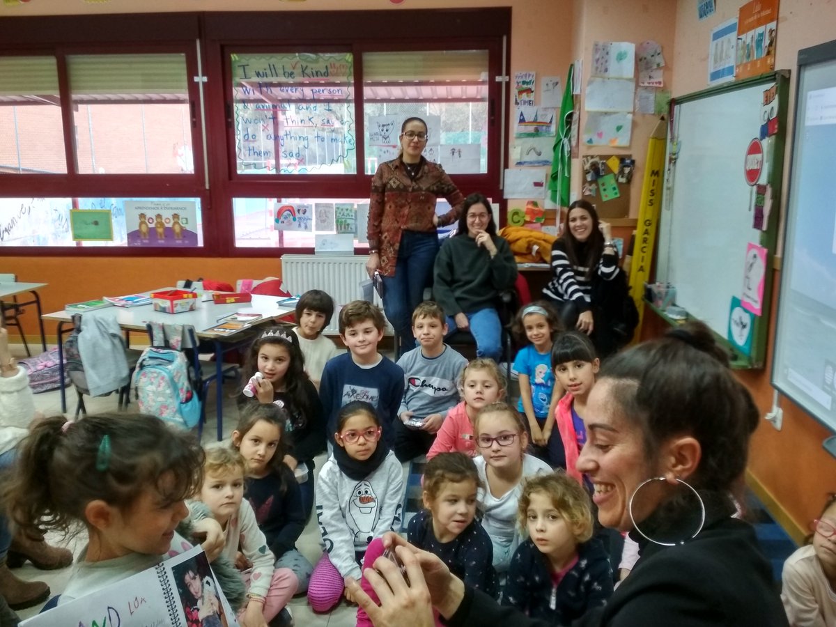 cpb_ileonor's tweet photo. "Enseñar es dejar una huella en la vida de una persona". Los maestros bilingües del Infanta Leonor, transmiten sus buenas prácticas y experiencia a los Estudiante de 4º curso del Grado de Maestro de la @UAHes . Acercando la realidad a los futuros maestros/as💪 https://t.co/75K4986q0Y
