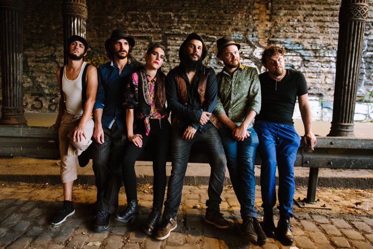 #ENTREVISTA ⚡ La Fanfarria del Capitán presenta su quinto disco hoy en La Tangente, en donde también coronarán un año importante para la banda tras su reciente participación en la banda sonora de la serie "La Casa de Papel" 

👉 entrepolifonias.com/section/entrev…

✏️ Por @mblrossi