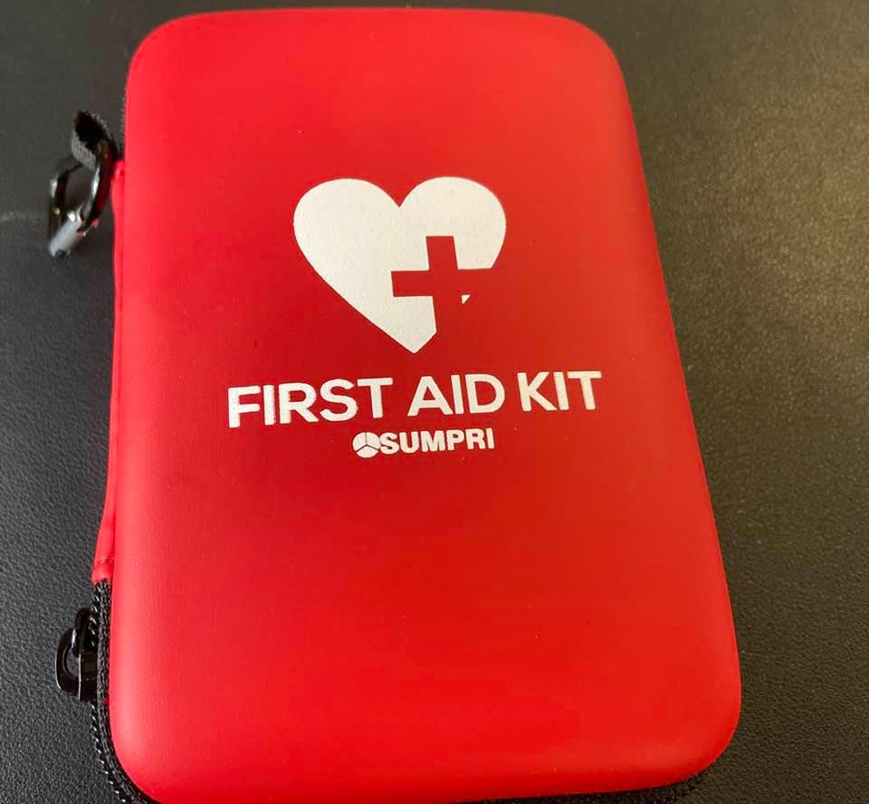 Kery_lee's tweet photo. A first aid kit with so much in it, even an emergency blanket. We got it to leave in the motorcycle saddlebag for emergencies. Check out the link &see the stuff in it
#sumpri #firstaidkit #minifirstaidkit #Emergencyfirstaidkit #survivalkit #campingfirstaid
https://t.co/66iwOKmzvO https://t.co/GWFXAU3we9