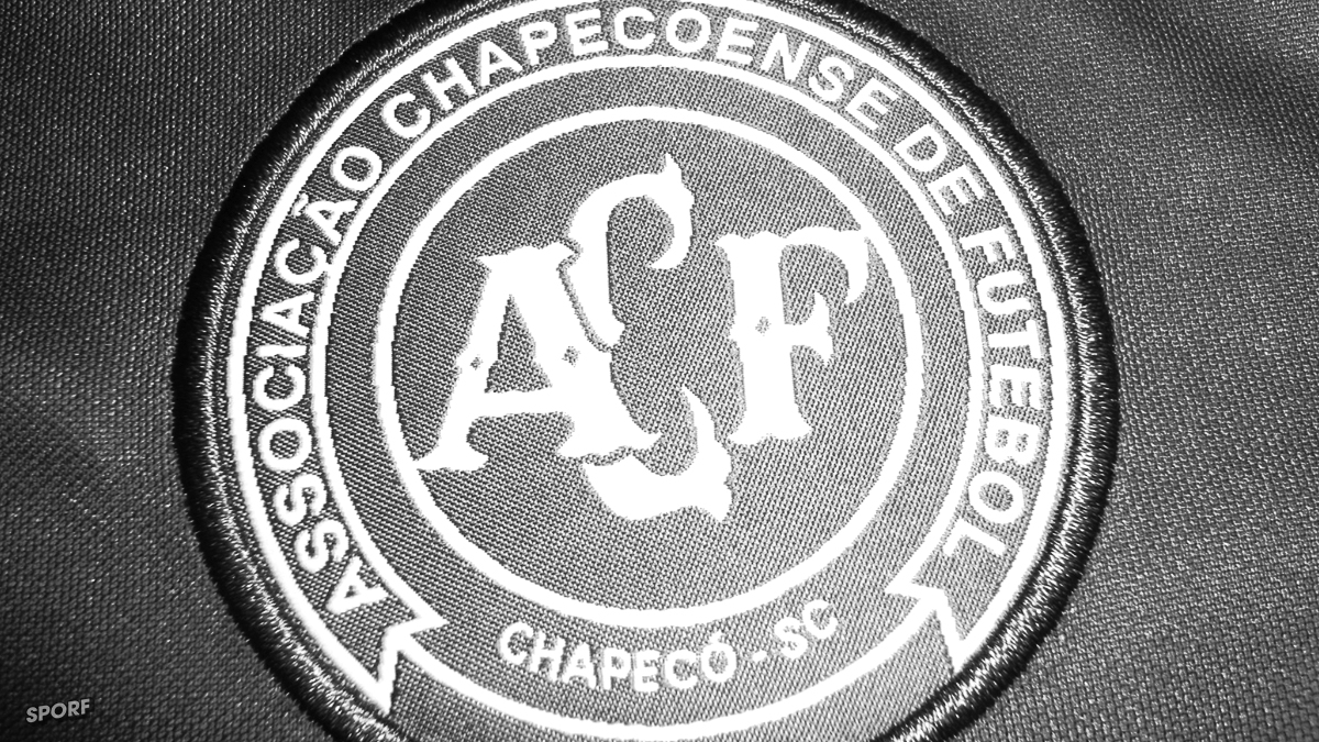 Sporf's tweet image. 😢 3 years ago today, 71 people tragically lost their lives when a plane carrying Chapecoense’s squad crashed.

💚 Never forgotten.