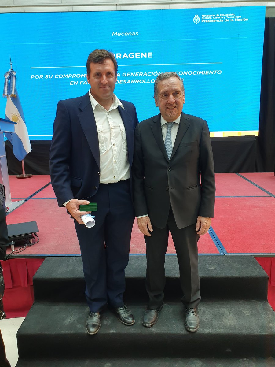 bedascarrasb's tweet photo. #BuenMartes día de gran felicidad!! El equipo de #Apicultura de INTA Famailla recibiendo el Premio Roig en Casa de Gobierno Dr. Gennari (abejas nativas) y a la Calidad Agroalimentaria Dr. Álvarez e Ing. Maldonado (IG de miel de limon). Si parece que fue ayer cuando comenzamos... https://t.co/R6mUvuqBKA