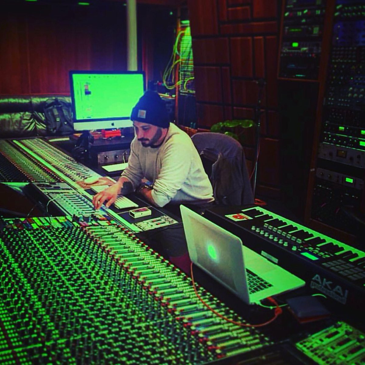 ThemChains's tweet photo. 🌎 Captain Planet meets the Incredible Hulk 🧪 He done gone green 🤮
#themchains #producer #engineer #wizard #hulk #captainplanet #beats #slappers #bangers #hiphop #rap #rapper #singer #songwriter #vocals #randb #soul #gogreen #humpday #slumpday https://t.co/u1IlaopU64