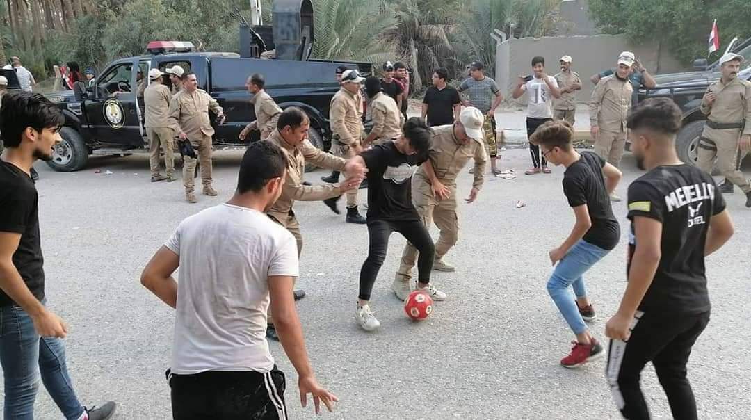 ArmY_Iq's tweet image. ندعو جميع ابناء الشعب العراقي العظيم الى التعاون مع الجيش والقوات الامنية بالحفاظ على سلمية التظاهرات وعدم الانجرار خلف دعوات المغرضين والمخربين الذين يدعون للعنف والحرق والاعتداء على الممتلكات الخاصة والعامة
جيشكم وقواتكم الامنية متواجدون لحمايتكم
#الشعب_والجيش_يدا_واحدة ⁦🇮🇶⁩