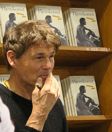 Renanthera (@renanthera_c) on Twitter photo Still having to wait for a translation of "Hjemkomst", the book by <a href="/OrjanNilsson/">Ørjan Nilsson</a> about <a href="/mortenharket/">Morten Harket</a>? The third part of my extensive review in English is now up:
…-at-the-end-of-the-world.blogspot.com/2019/11/hjemko…
#mortenharket Still having to wait for a translation of "Hjemkomst", the book by <a href="/OrjanNilsson/">Ørjan Nilsson</a> about <a href="/mortenharket/">Morten Harket</a>? The third part of my extensive review in English is now up:
…-at-the-end-of-the-world.blogspot.com/2019/11/hjemko…
#mortenharket