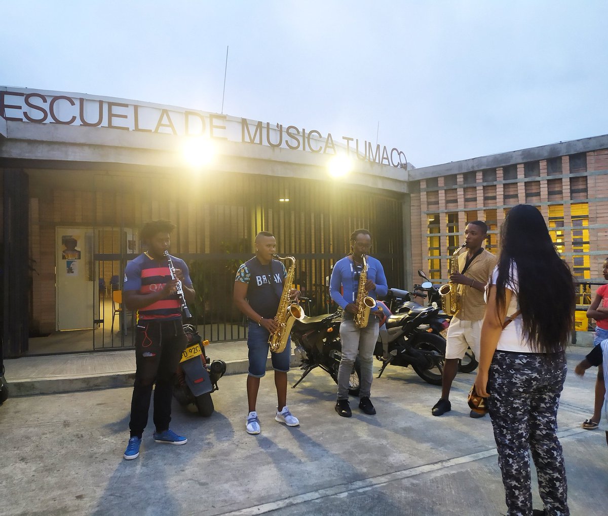 musicatumaco's tweet photo. Mientras cae tarde, el grupo de adultos de Banda Sinfónica practica vientos en la fachada de nuestra escuela.🌅
#musicaparalapaz
#acercatealaescuela https://t.co/oOuPb4flBo