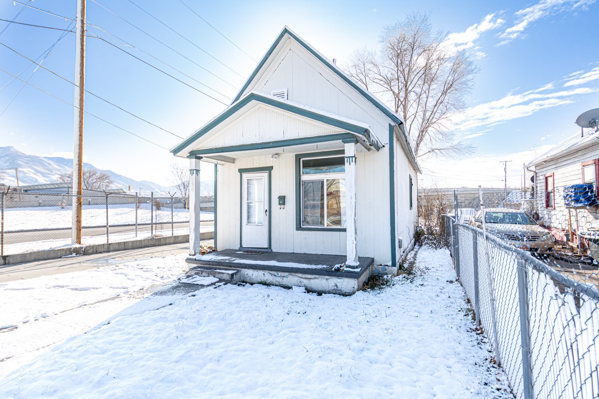 Historically charming property ready to rent or be upgraded to highlight the niche personality of this home! #utahrealestate #utahrealtor #realestate #benkinneyteam #utahliving #realtorsofinstagram #justlisted #investment #flipping #rental #wealth #residualincome #historichomes