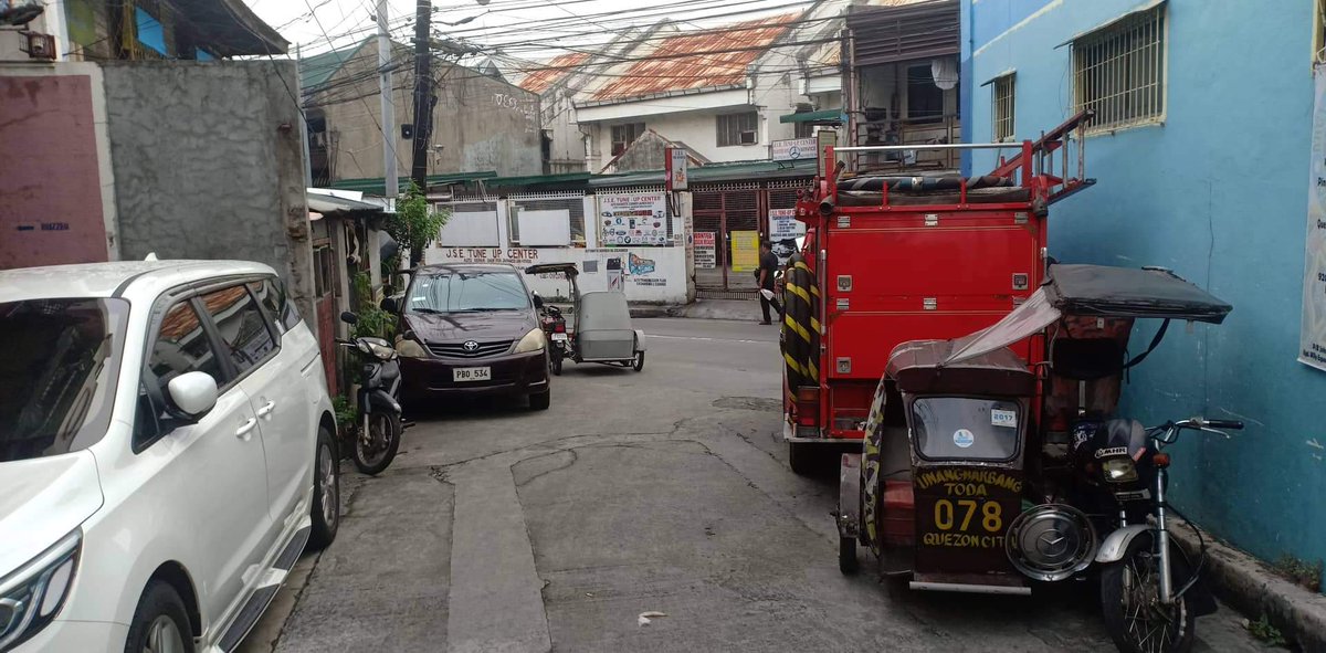 SabDCT's tweet photo. @MMDA good day pwede po  ba iteport ang volunteered firetruck if ever illegally parked pa rin sya? Ang sikip na po kasi ng lugar e. How can we solve this? https://t.co/4UuZYnhCD4