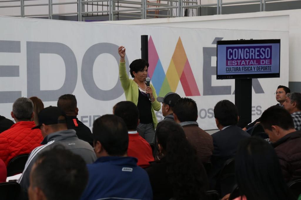 IDEM_Edomex's tweet photo. La medallista olímpica Belem Guerrero, compartió en una Conferencia Magistral sus experiencias, en el Congreso Estatal de Cultura Física y Deporte, donde motivo a entrenadores, directores del Deporte de los municipios para que incentiven a los nuevos deportistas de la entidad https://t.co/FO8m7o0avG