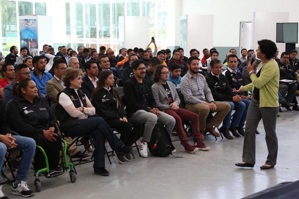 IDEM_Edomex's tweet photo. La medallista olímpica Belem Guerrero, compartió en una Conferencia Magistral sus experiencias, en el Congreso Estatal de Cultura Física y Deporte, donde motivo a entrenadores, directores del Deporte de los municipios para que incentiven a los nuevos deportistas de la entidad https://t.co/FO8m7o0avG