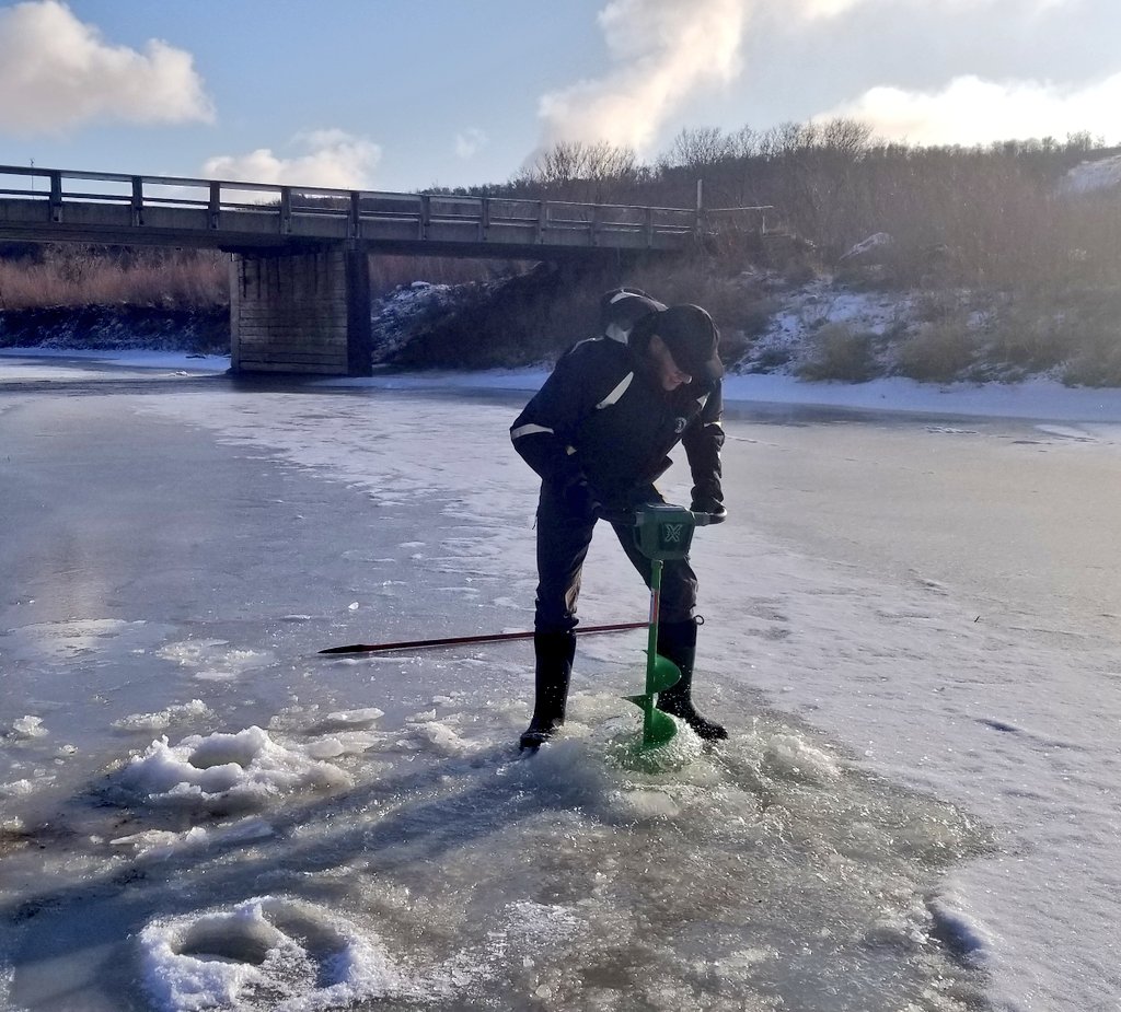 HudsonBayWQMS's tweet photo. PSA: Winter has arrived at the Qu'Appelle River. This is not a drill... It's an ice auger!
Ross used an #iceauger for the first time today! 🌟💪It was boring 😂
#actuallyexciting #winterfieldwork #WQMS #PPWB #floatergear #icesafety https://t.co/wrezujGsNp