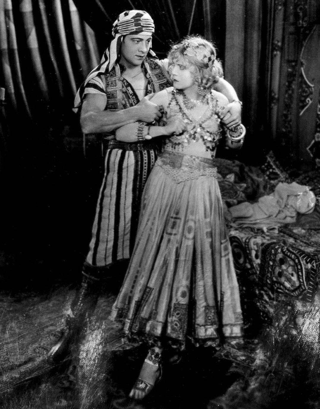 1925 ca, USA : The silent screen movie actor RUDOLPH VALENTINO ( born  Rodolfo Guglielmi ,1895 - 1926 ) pubblicitary still BEYOND THE ROCKS (  L'eta' d'amare ) by Sam Wood ,