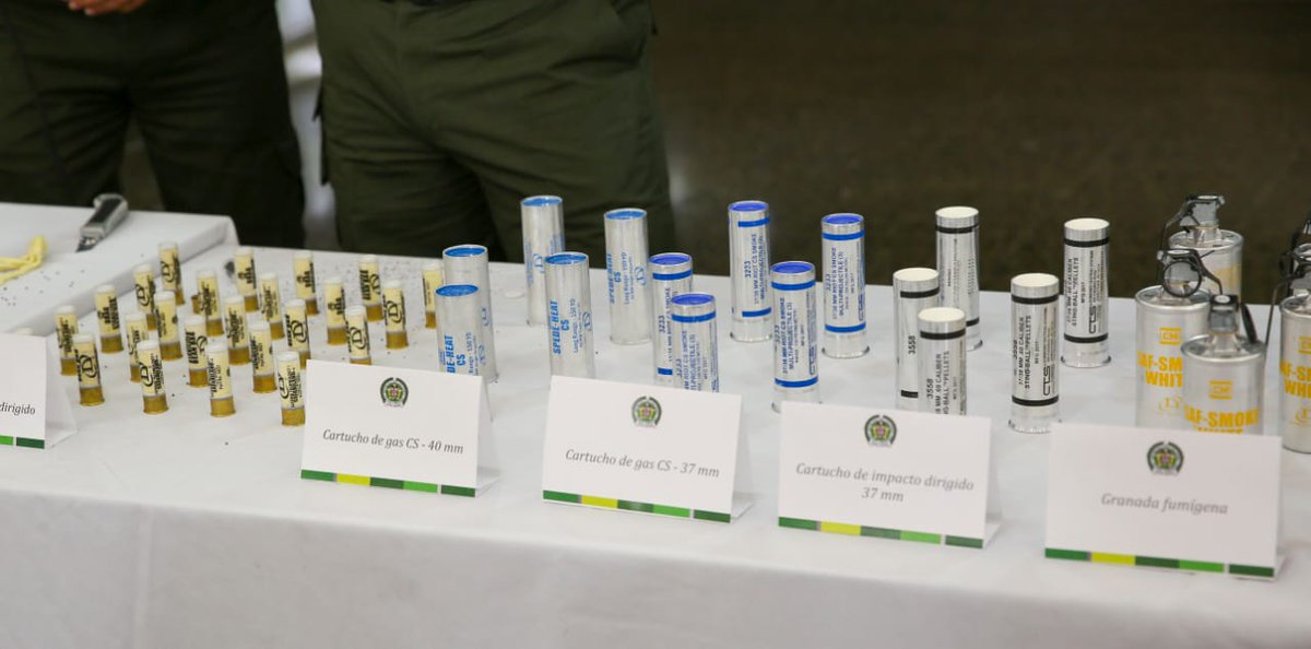 DirectorPolicia's tweet photo. Estos son los dispositivos denominados 'menos letales', con los que el #ESMAD cumple su labor. Nuevamente demostramos a la opinión pública que la @PoliciaColombia es una institución transparente, respetuosa de los Derechos Humanos y del DIH. Somos una #PolicíaParaLaGente. https://t.co/DyH6Un8Eiv