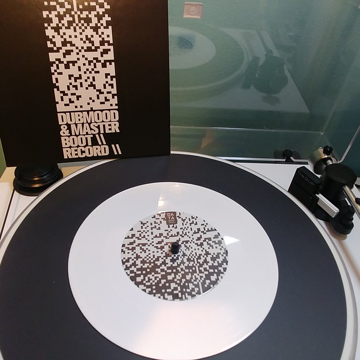 Cranksy_'s tweet photo. Spinning some rad #demoscene tunes on #vinyl. Greetz #dubmood #masterbootrecord #mbr #dataairlines https://t.co/9C8LTs8M4H